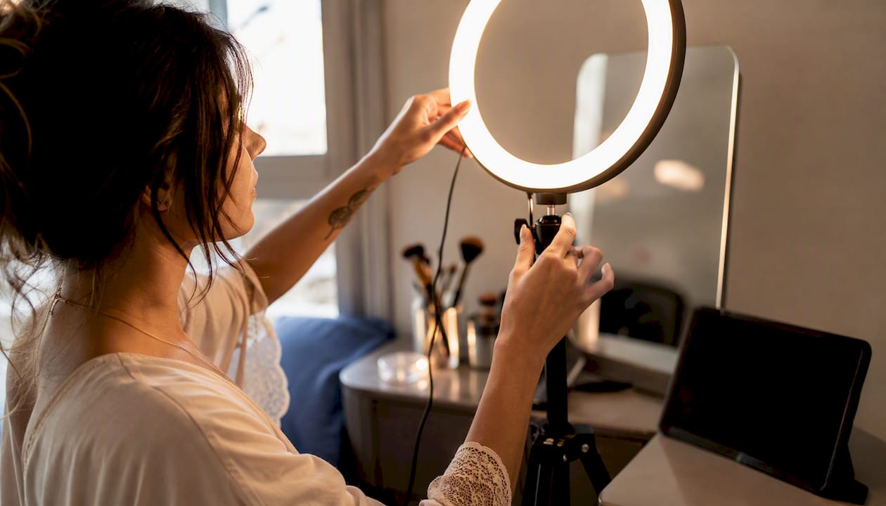 Hands adjusting ring light for cam stream