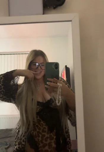 CurvyBlondie
