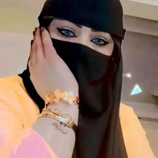 Qamar قمر المصرية